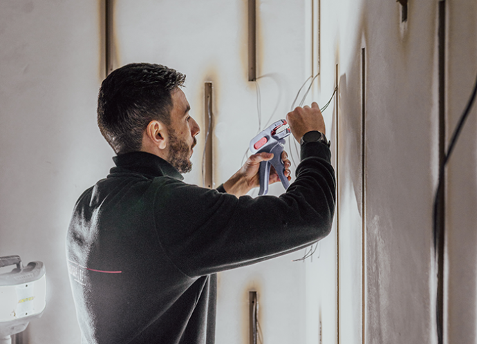 Montagearbeiter verbaut LEDs in Lichtprofile