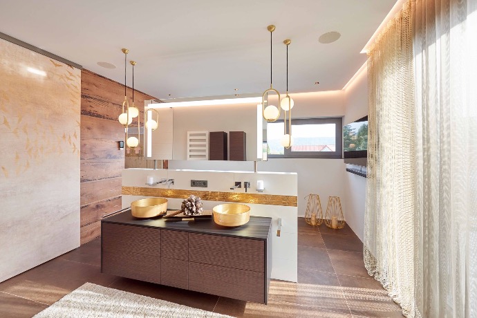 Badezimmer mit modern beleuchteten Vorhang im Deckenlicht